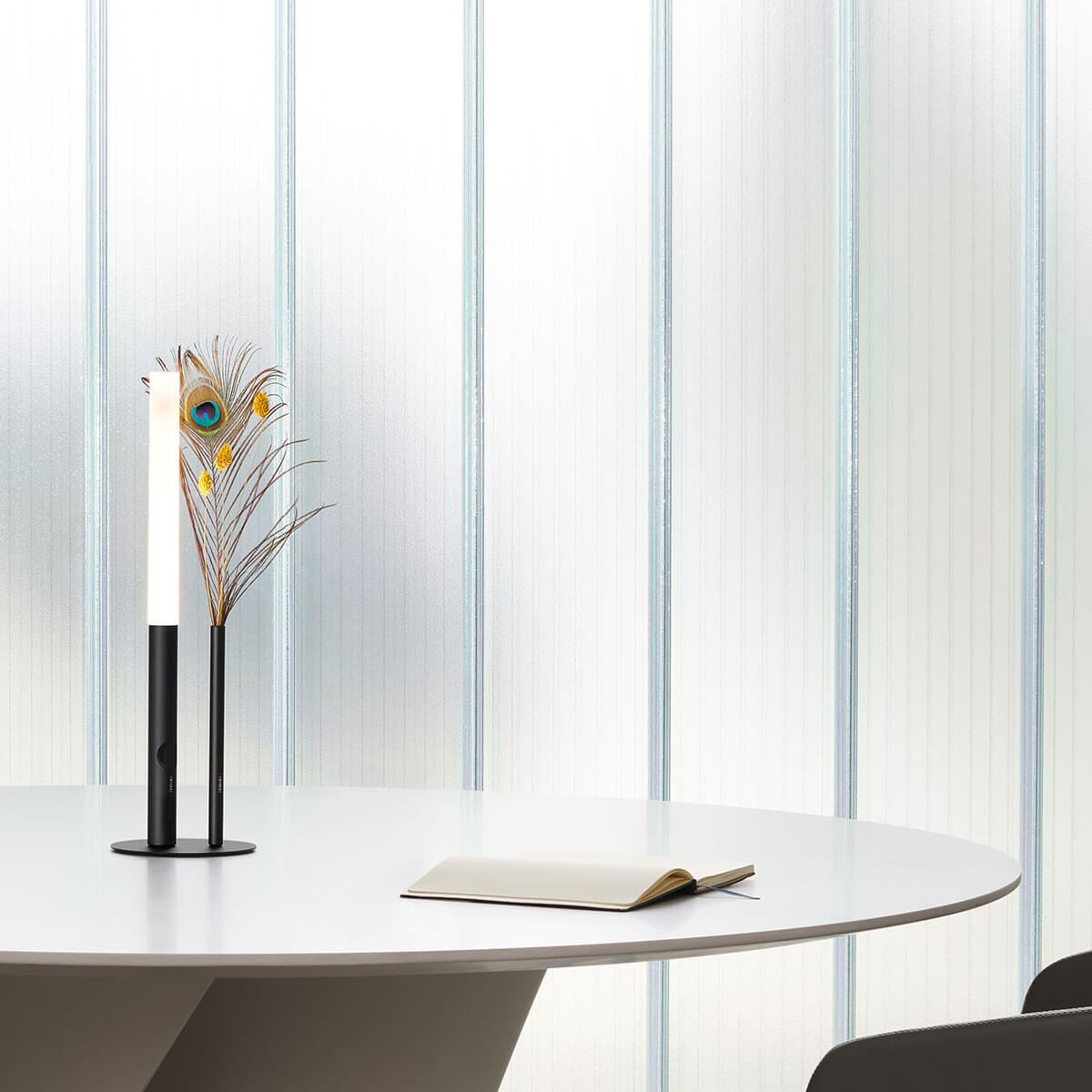 Cini & Nils Ognidove tavolo LED Akkuleuchte & Vase, schwarz (Dekoration nicht inbegriffen)