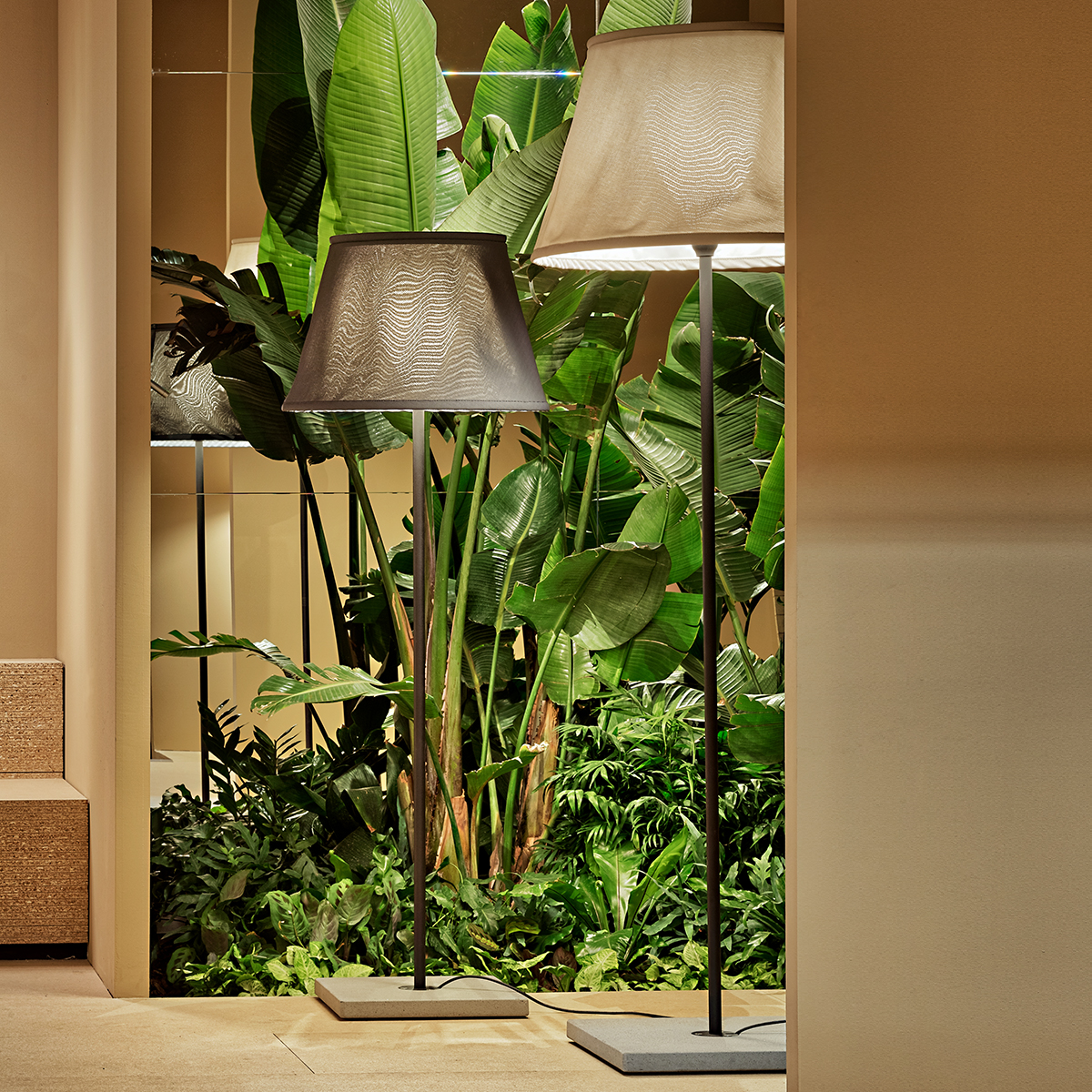 Marset TXL 2019 205 Stehleuchte, beige, und Marset TXL 2019 170 Stehleuchte, grau