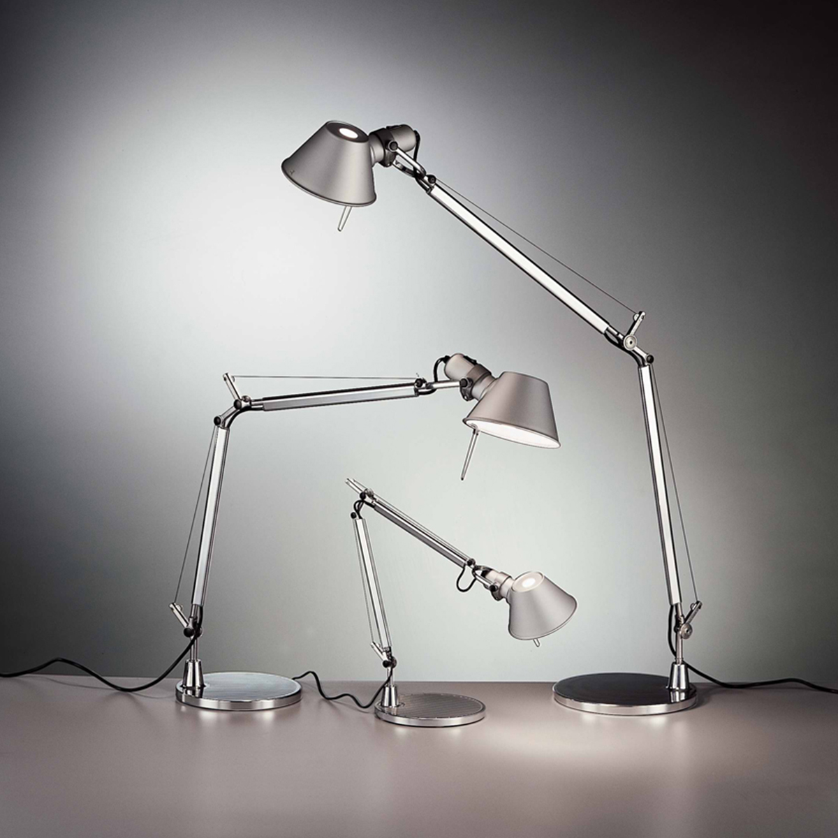 Artemide Design Tolomeo Mini Tavolo, Artemide Tolomeo Micro Tavolo und Artemide Tolomeo Tavolo (v.l.n.r.)