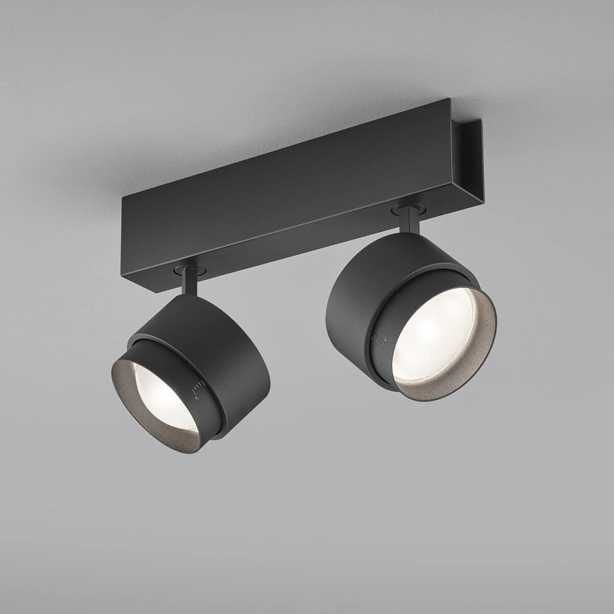 Helestra Pont LED Deckenaufbauleuchte, 2-flg., schwarz matt