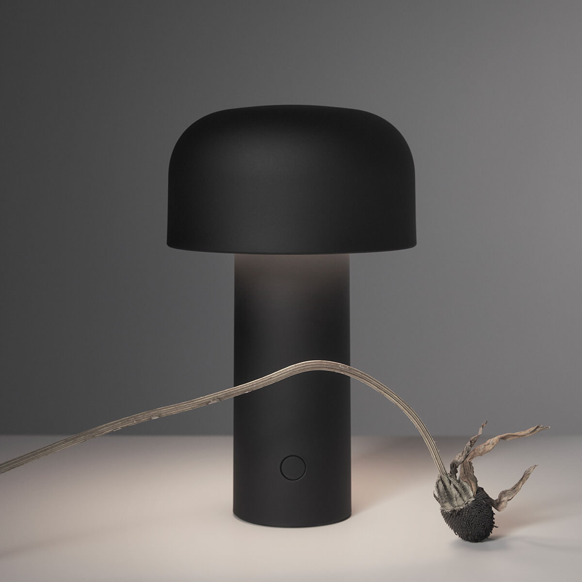 Flos Bellhop Battery LED Akkuleuchte, schwarz matt (©Ambra Crociani)