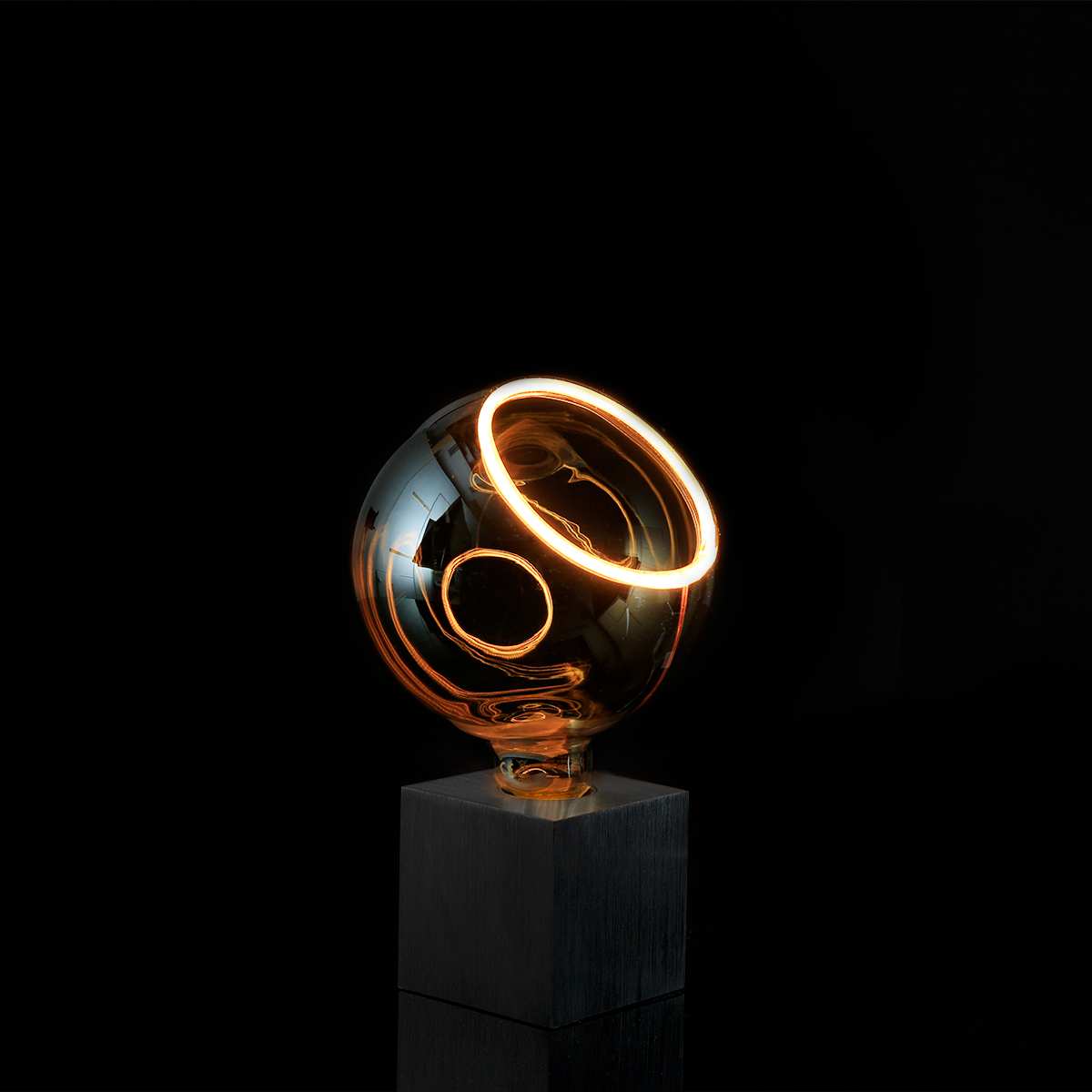 Segula LED Floating Globe 150 45° smokey grau E27, 6 W, 1900 K, dimmbar, mit Sompex Cubic Tischleuchte, schwarz (separat erhältlich) (©Leuchtenland.com)