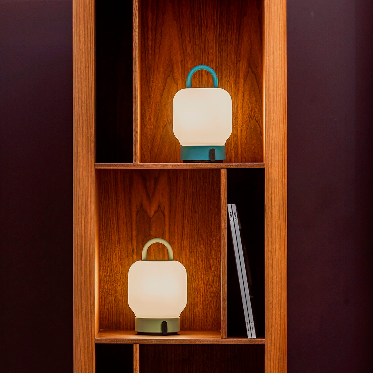 Kooduu Loome LED Akkuleuchte, Smoky teal (blaugrün) und Moss (grün)