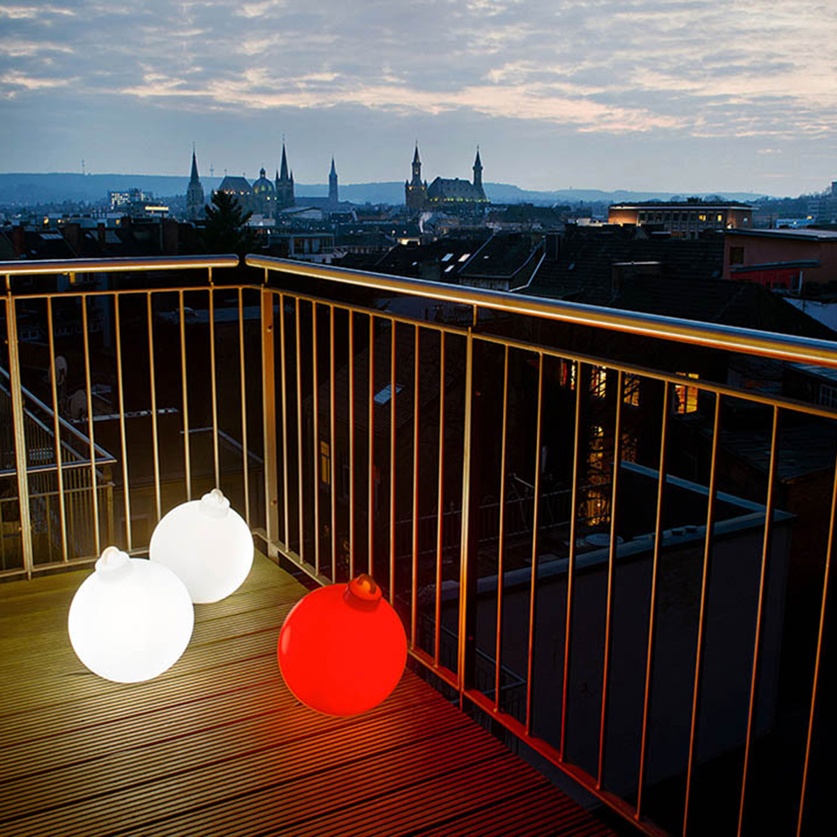 8 seasons design Shining Christmas Ball Dekoleuchte, weiß und rot