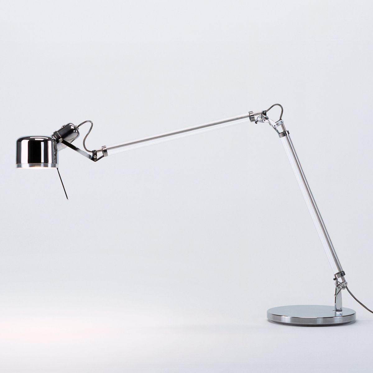 Serien.lighting Job Table LED Tischleuchte, Edelstahl poliert, mit Sockel