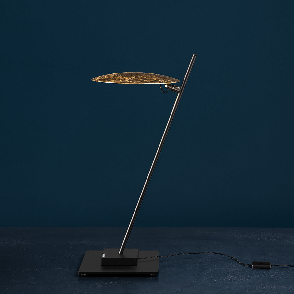 Catellani & Smith Lederam T1 LED Tischleuchte, Scheibe: Blattgold, Stange: schwarz (ausgeschaltet) (Foto: Nava-Rapacchietta)