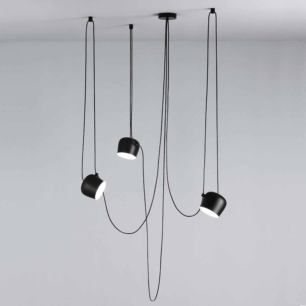 Flos Aim Small LED Pendelleuchte, 3-flg., schwarz, mit Flos Aim Mehrfach-Rosette, schwarz