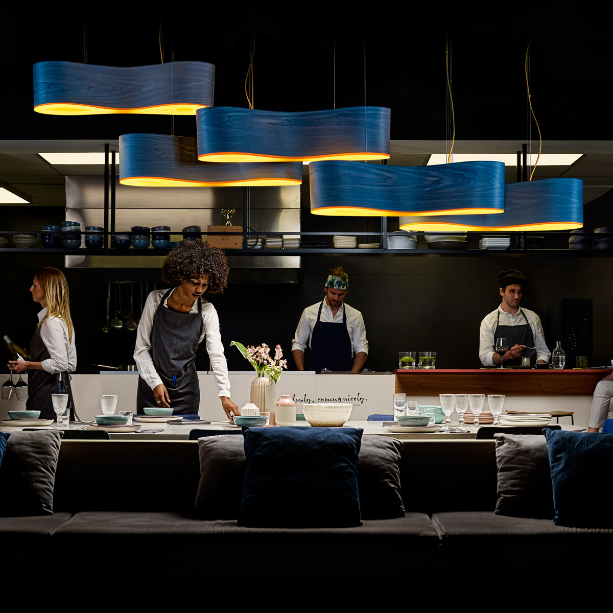 LZF Lamps New Wave LED Pendelleuchte, blau, innen: gelb