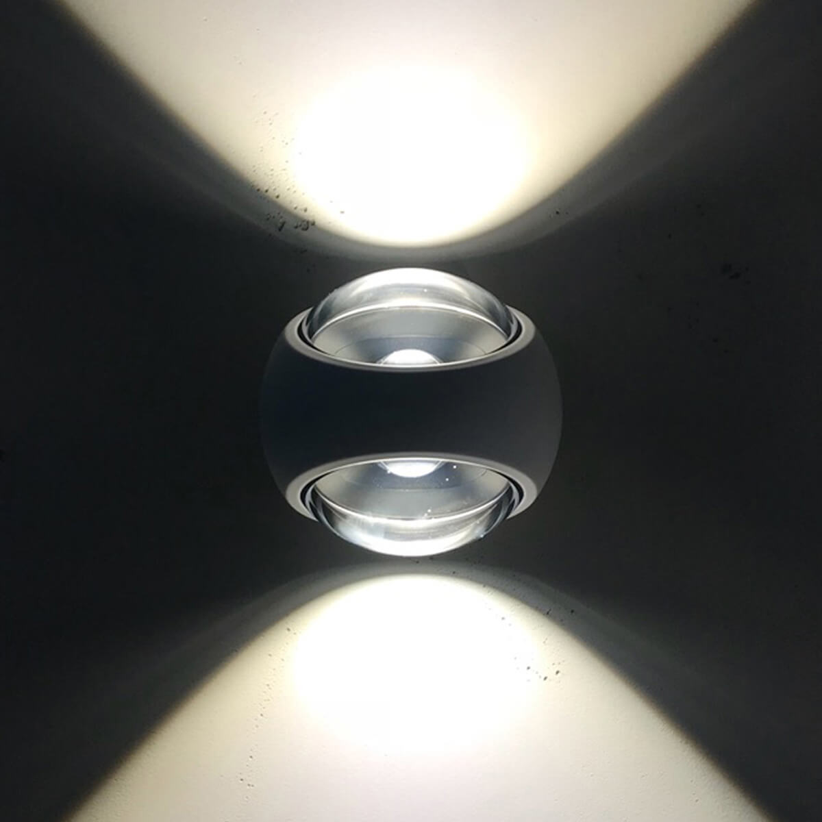 Occhio Sito verticale Volt C80 Wandleuchte, weiß matt (Light+Building 2018, Frankfurt am Main)