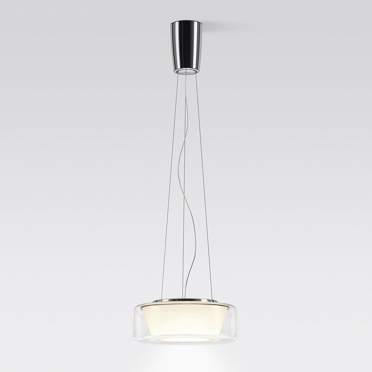 Serien.lighting Curling Suspension Rope M LED Pendelleuchte, 3000 K, Glas klar, Reflektor: konisch opal (©serien.lighting)