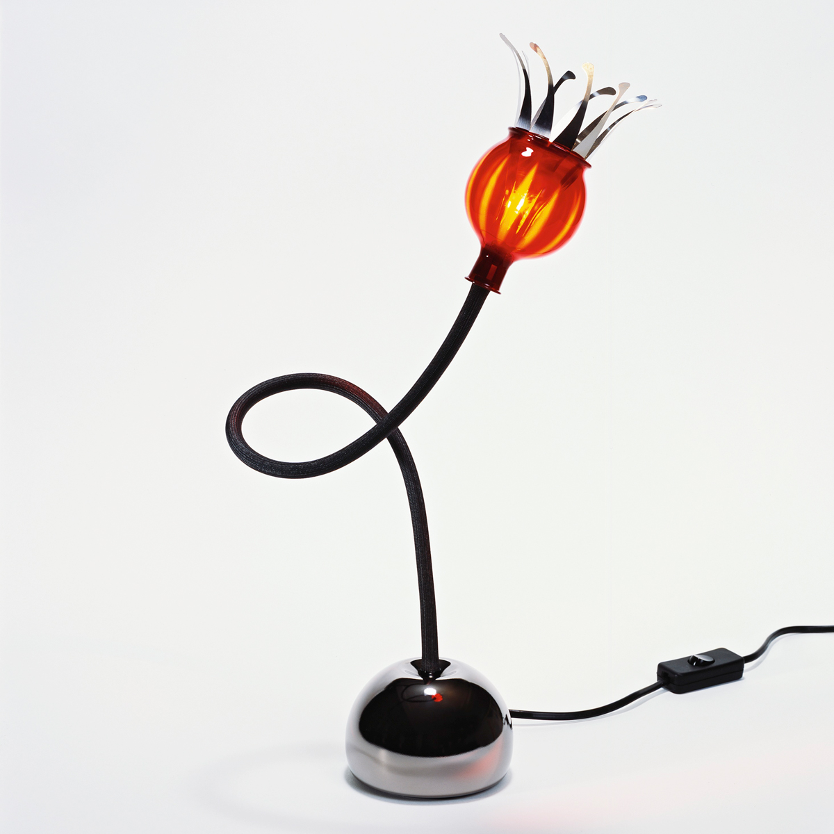 Serien.lighting Poppy Table Tischleuchte, Schirm: rubinrot, Arm: schwarz