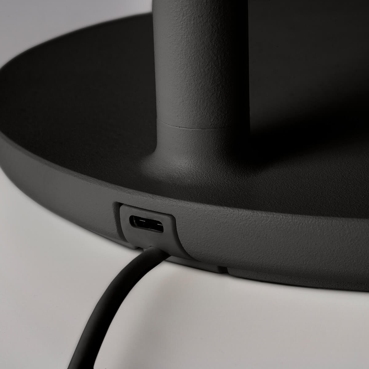 Flos Oblique Qi LED Tischleuchte, anthrazit matt, USB-C-Ladeanschluss