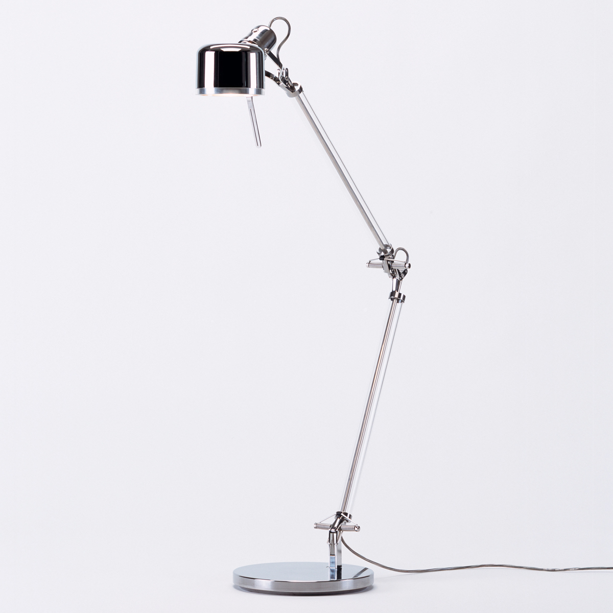Serien.lighting Job Table LED Tischleuchte, Edelstahl poliert, mit Sockel
