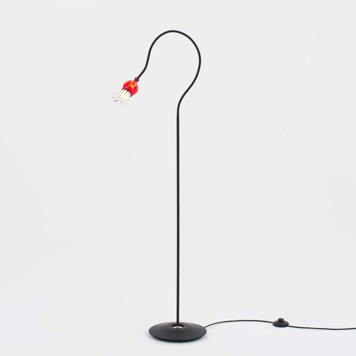 Serien.lighting Poppy Floor 1 Stehleuchte, Schirm: rubinrot, Arm: schwarz