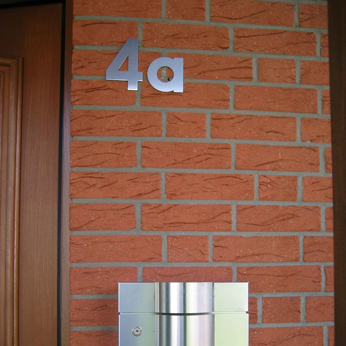 Albert Leuchten 69093 Hausnummer, Buchstabe c, Edelstahl, und Albert Leuchten 69092 Hausnummer, Ziffer 4, Edelstahl