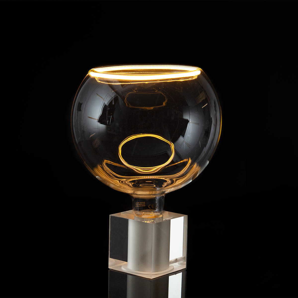 Segula LED Floating Globe 200 klar E27, 5 W, 2200 K, dimmbar, mit Sompex Cubic Tischleuchte, Acryl (separat erhältlich) (©Leuchtenland.com)