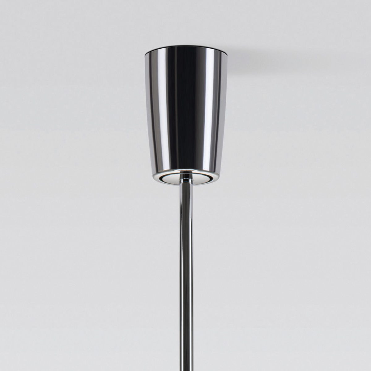 Serien.lighting Curling Suspension Tube L LED Pendelleuchte, Baldachin mit Stahlrohrabhängung (©serien.lighting)