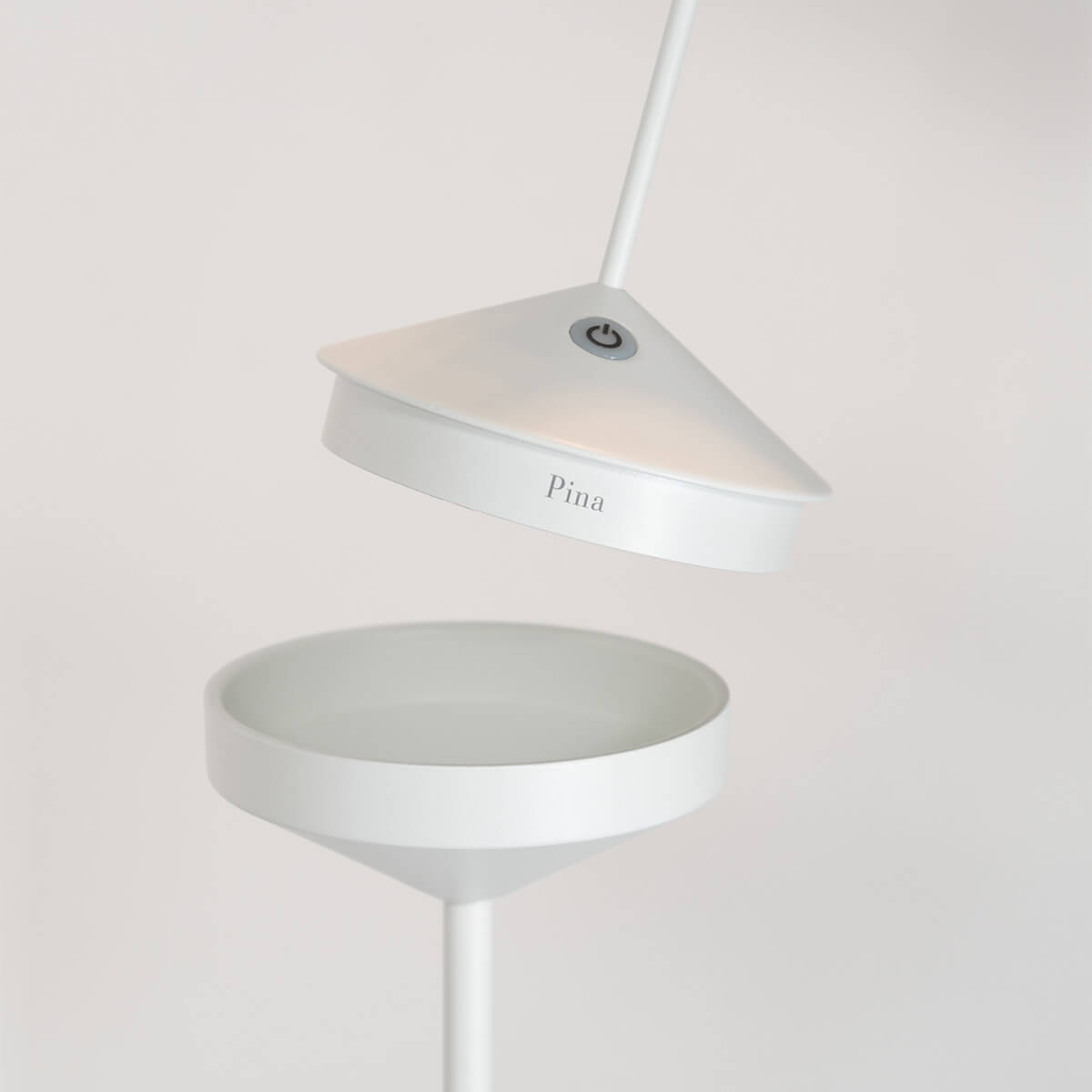Zafferano AiLati Pina Ständer mit Basis und Erdspieß, weiß, mit Pina Pro LED Akkuleuchte, weiß (separat erhältich)