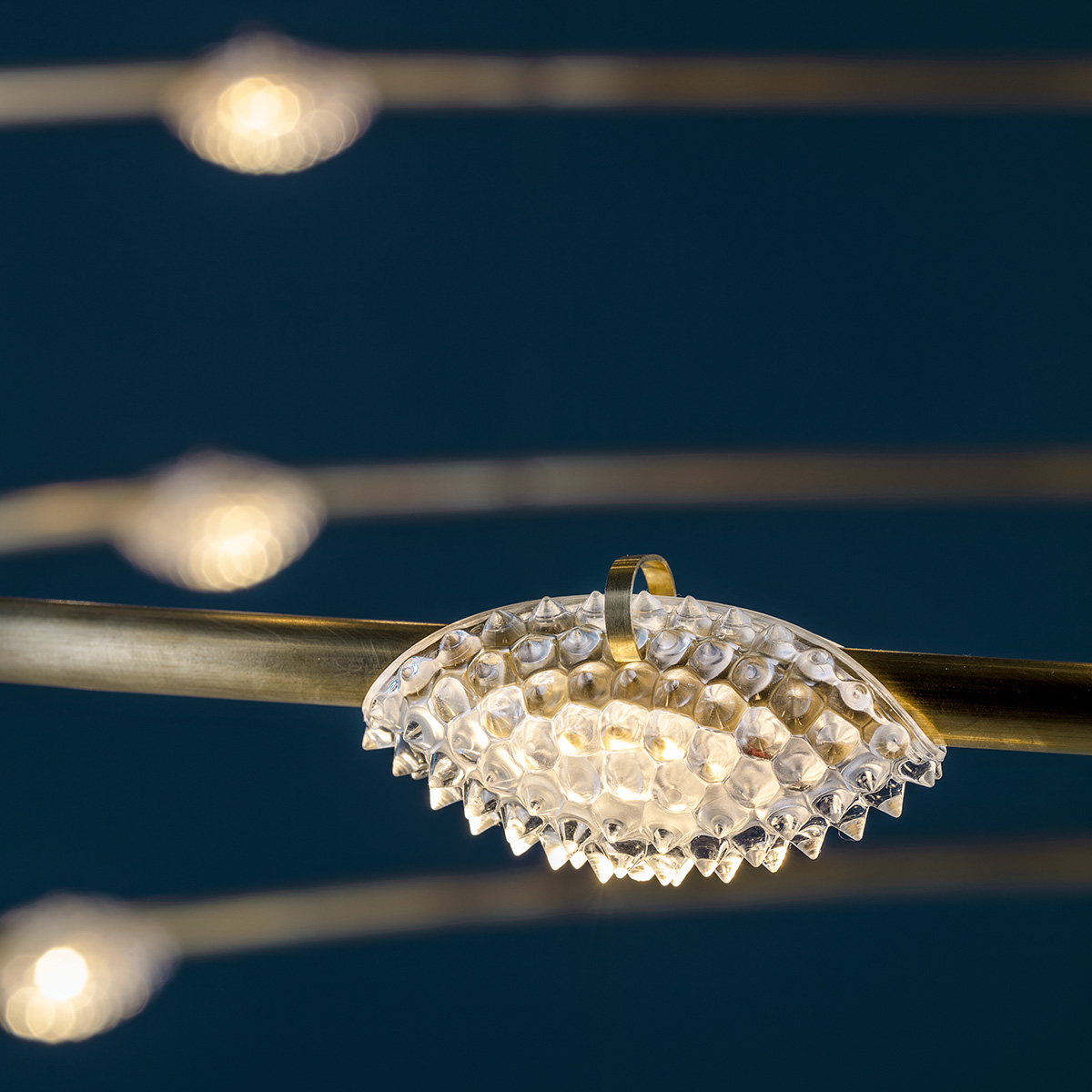 Catellani & Smith Petits Bijoux LED Pendelleuchte, Messing, LED-Lichtquelle mit kristallartiger Abdeckung (Foto: Nava-Rapacchietta)