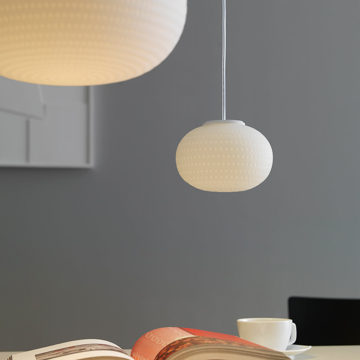 Fontana Arte Bianca Pendelleuchte, Ø: 16 cm und Ø: 30 cm, weiß satiniert