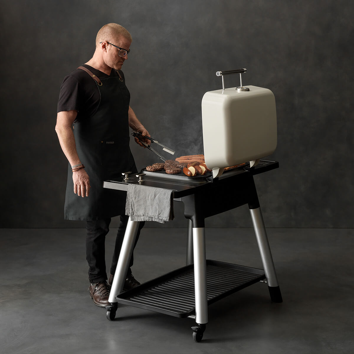 Everdure by heston blumenthal Grillschürze, schwarz, mit Starkoch Heston Blumenthal