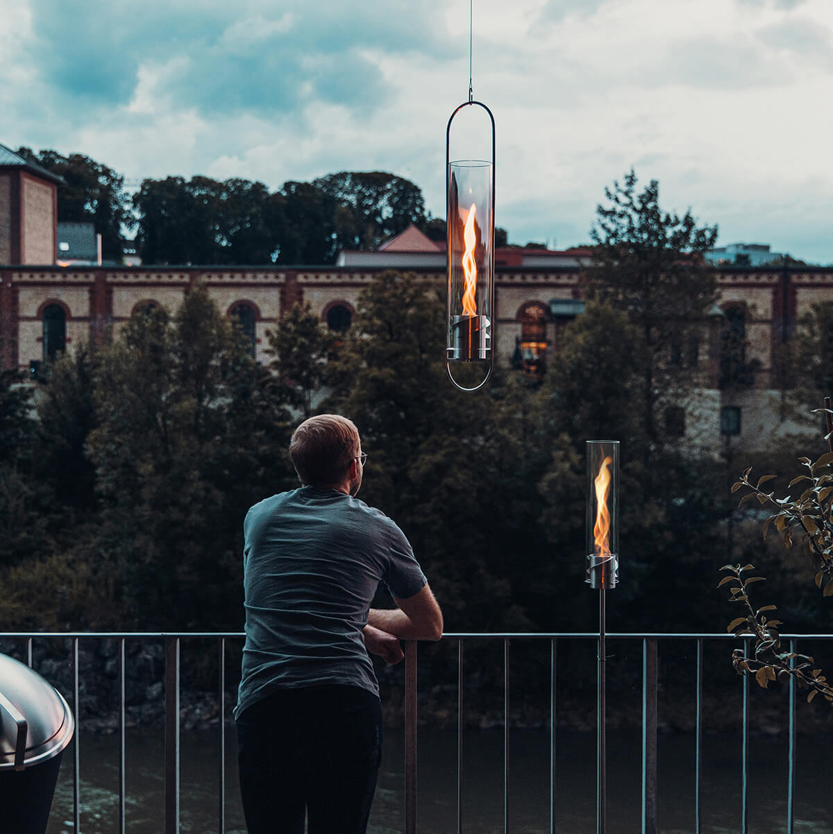 Höfats Spin 1200 Hängesystem, Silber, mit dem höfats Spin 1200 Tischfeuer & Windlicht (separat erhältlich)