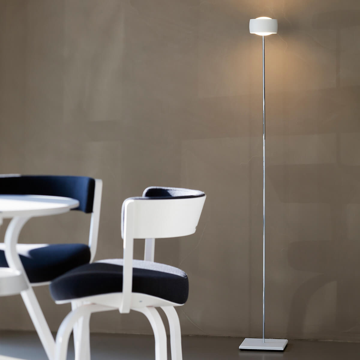 Oligo Grace LED Stehleuchte, Tunable White, Chrom / weiß matt