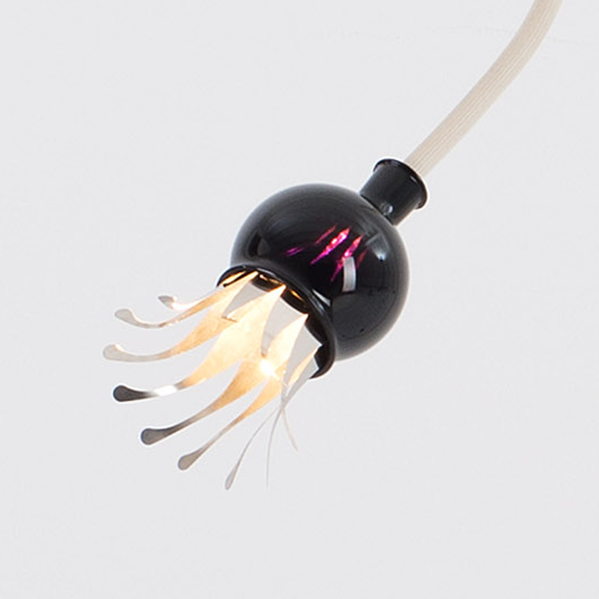 Serien Lighting Poppy, Schirm: schwarz, Arm: beige (Detailbild)