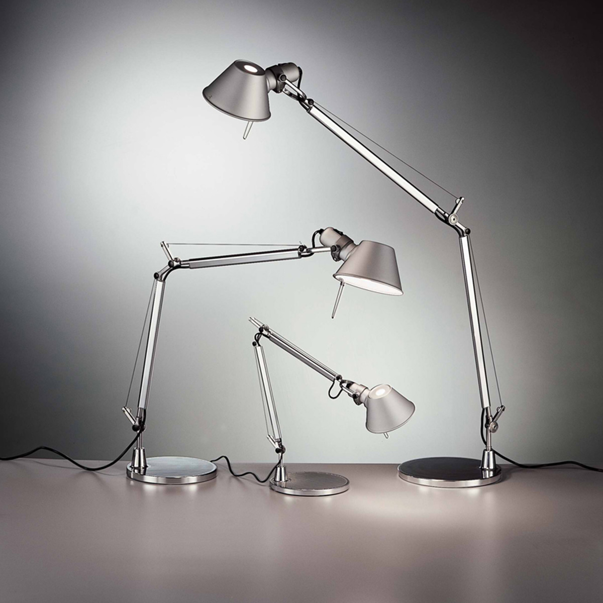 Artemide Tolomeo Mini Tavolo, Artemide Tolomeo Micro Tavolo und Artemide Tolomeo Tavolo (v.l.n.r.)