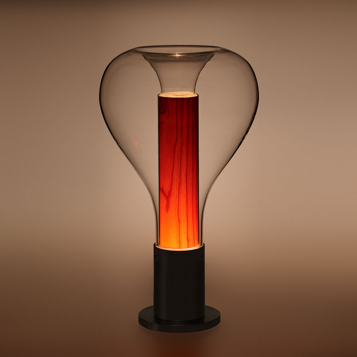 LZF Lamps Eris Tischleuchte, schwarz matt / Kirsche (eingeschaltet)