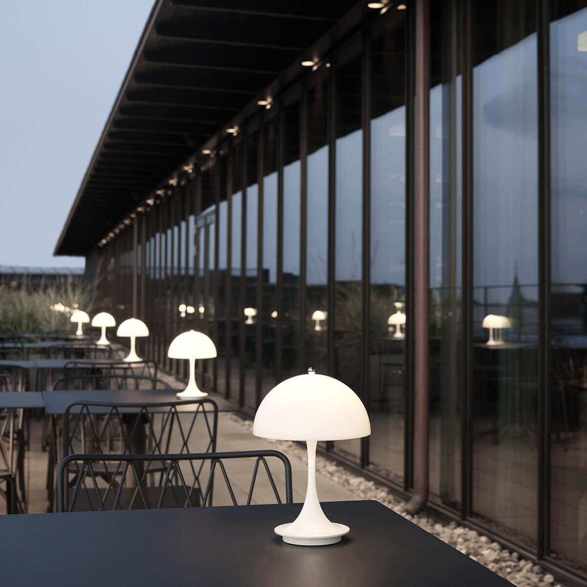 Louis Poulsen Panthella 160 Portable V2 LED Akkuleuchte, Acryl opalweiß – Design by Verner Panton