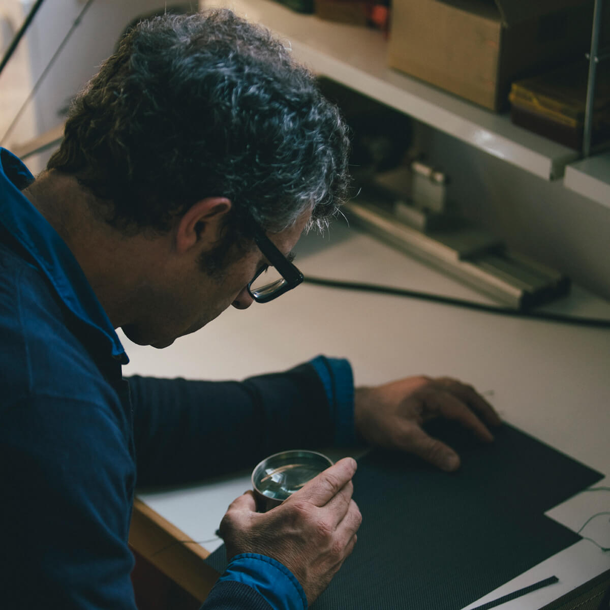 Designer Joan Gaspar beim Entwurf der Marset Jaima LED Leuchtenkollektion