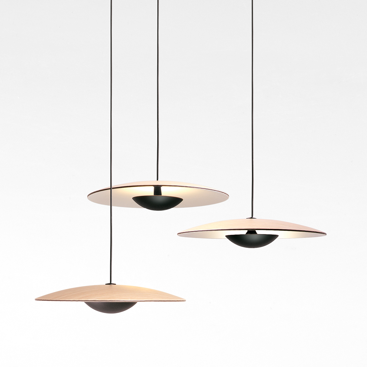 Marset Ginger 20x3 LED Pendelleuchte, Eiche, innen: weiß