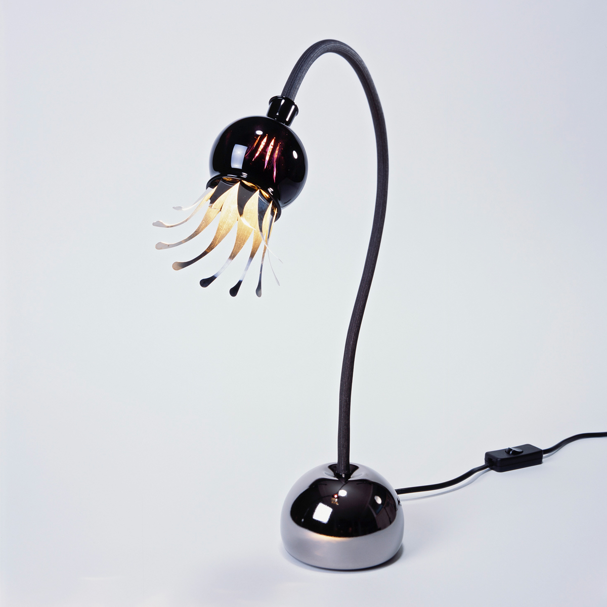 Serien.lighting Poppy Table Tischleuchte, Schirm: violett, Arm: schwarz