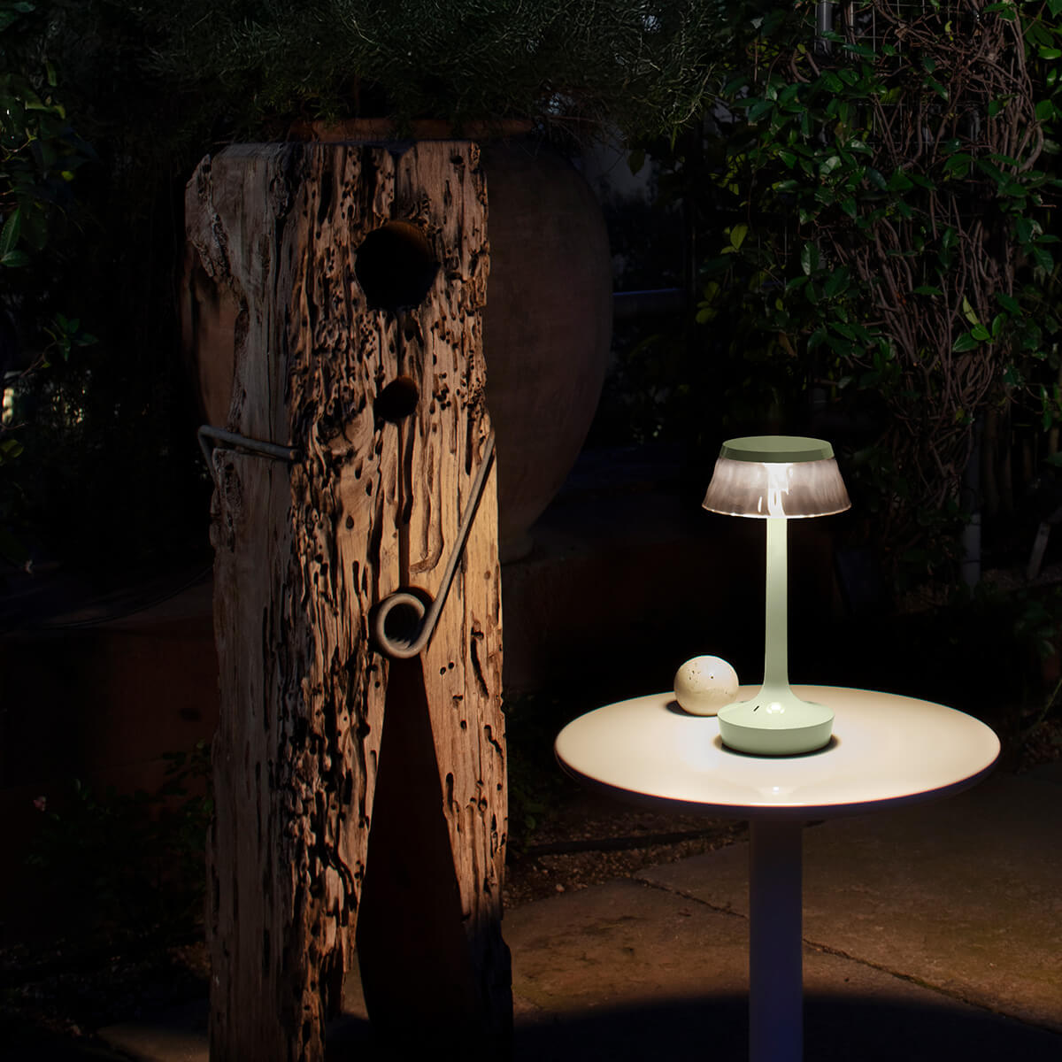 Flos Bon Jour Unplugged LED Akkuleuchte, Fresh mint (hellgrün), mit Fumée Krone (als Zubehör erhältlich) (©Santi Caleca)