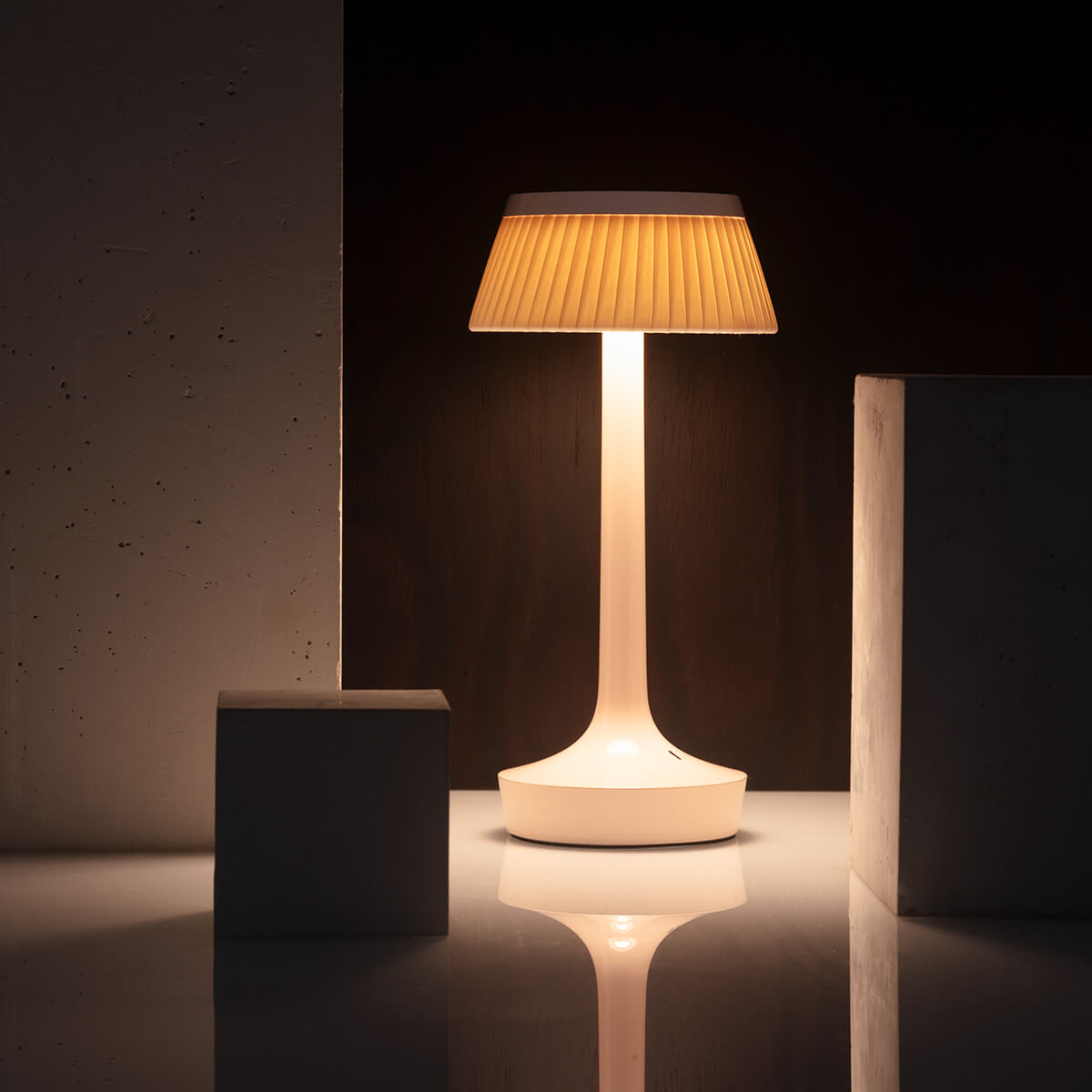 Flos Bon Jour Unplugged LED Akkuleuchte, French rose (rosa), mit Stoff Krone (als Zubehör erhältlich) (©Santi Caleca)