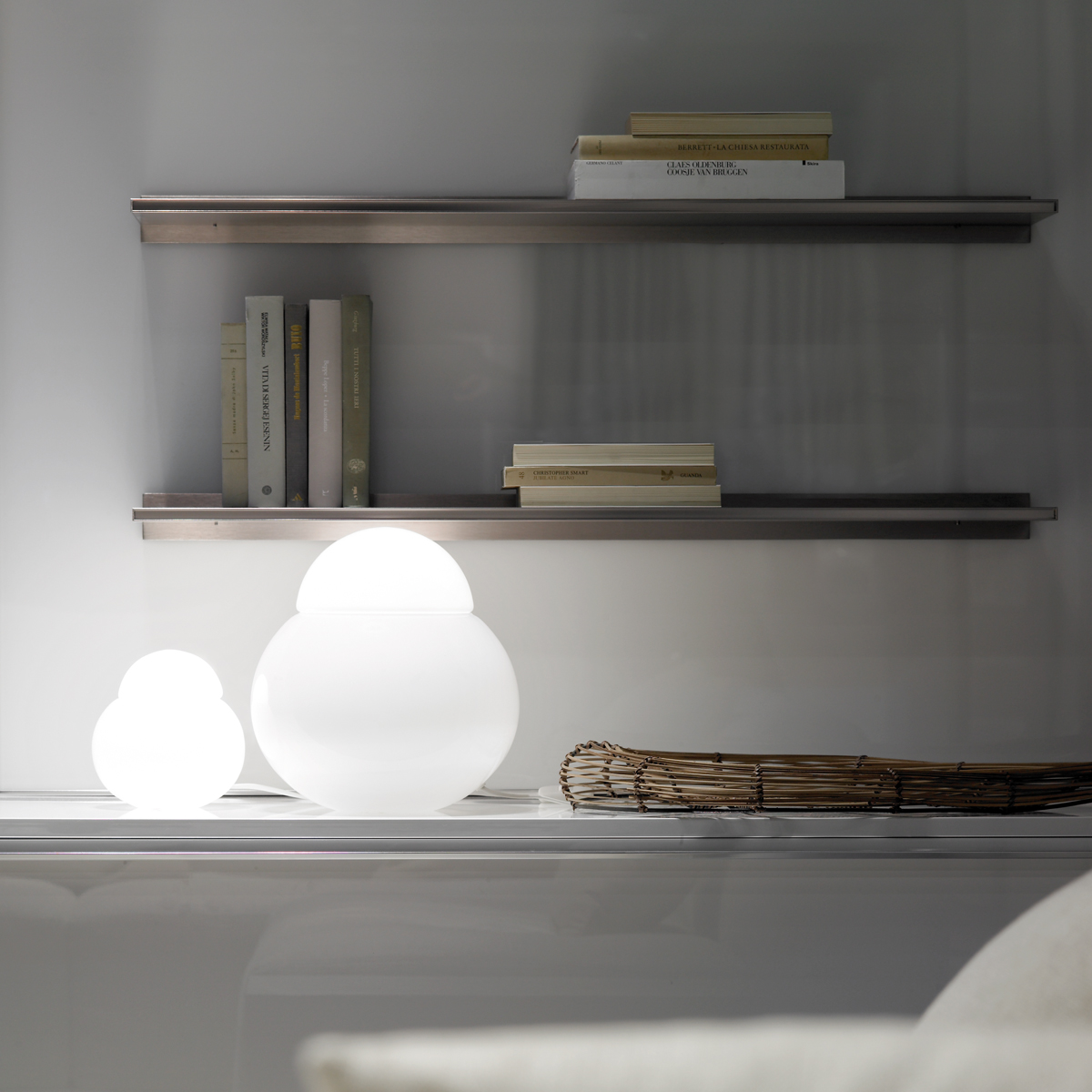 Fontana Arte Daruma Tischleuchte, weiß glänzend