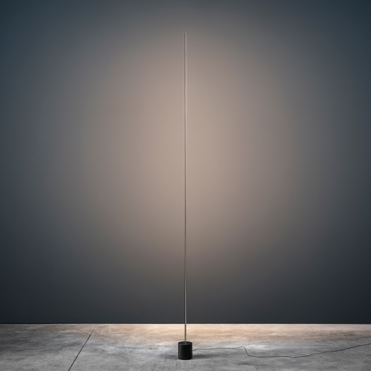 Catellani & Smith Light Stick F LED Stehleuchte, Nickel, Sockel: schwarz