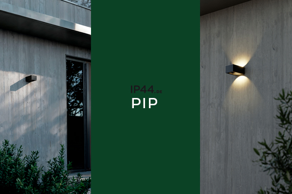 IP44.DE PIP Außenwandleuchte mit Up-Down-Licht an moderner Betonfassade im Eingangsbereich