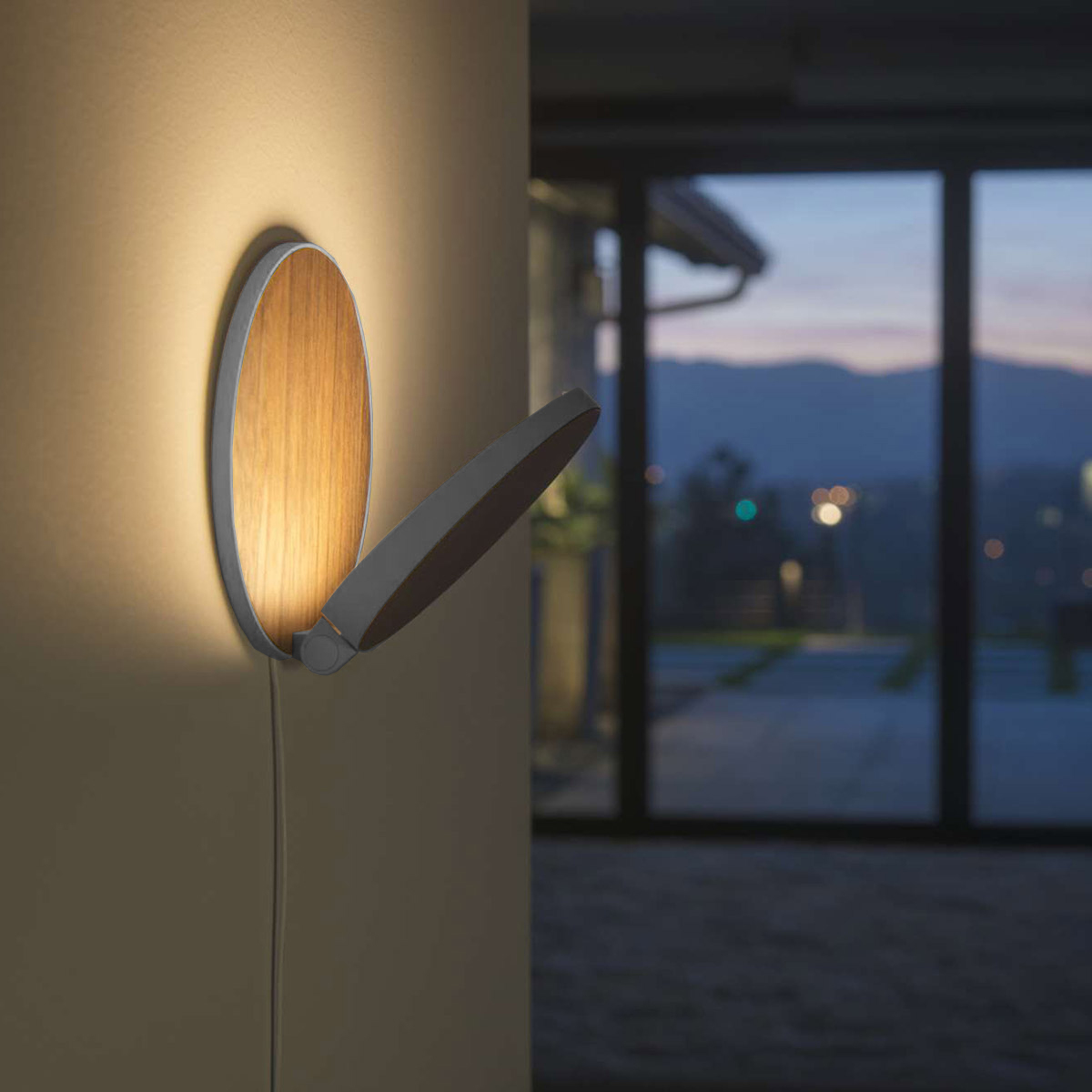 koncept Gravy Plug-In LED Wandleuchte, Silber, Front: Walnuss
