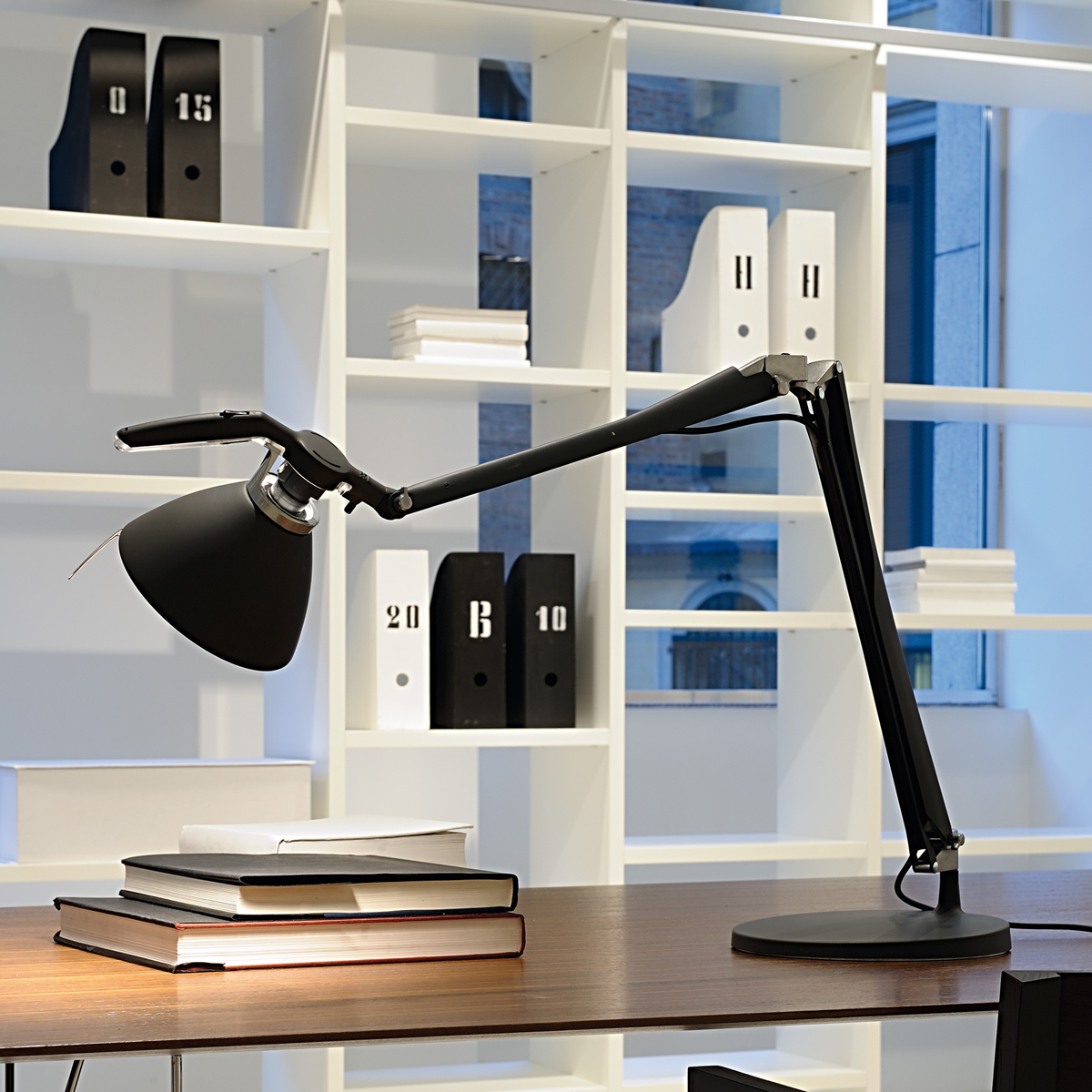 Luceplan Fortebraccio Tavolo mit Schalter, soft-touch schwarz