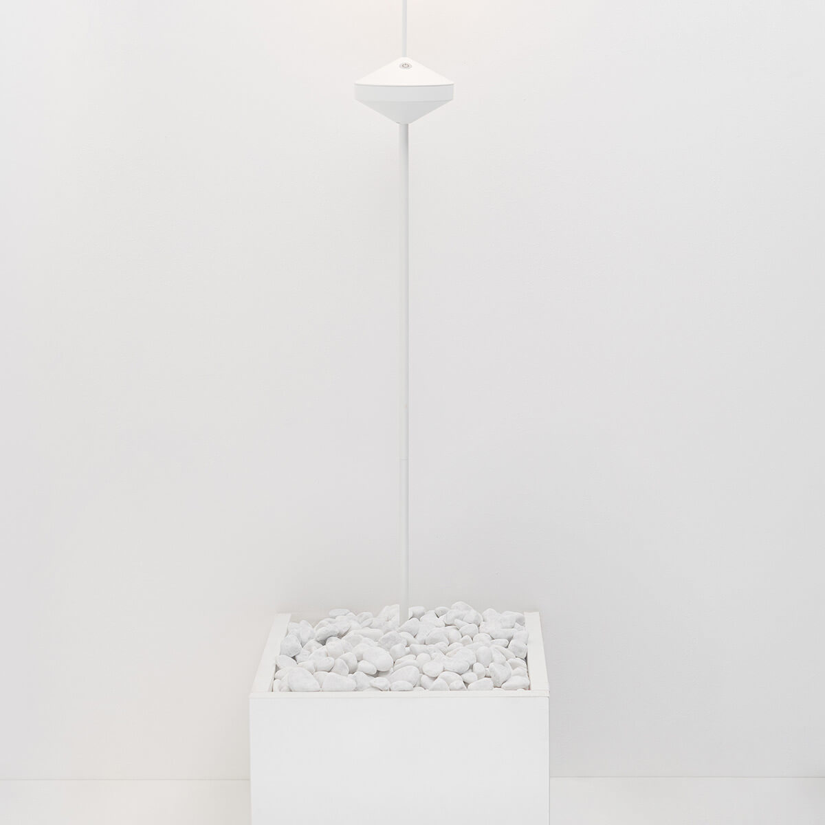 Zafferano AiLati Pina Ständer mit Basis und Erdspieß, weiß (Montagevariante mit zwei Stäben und Erdspieß), mit Pina Pro LED Akkuleuchte, weiß (separat erhältich)