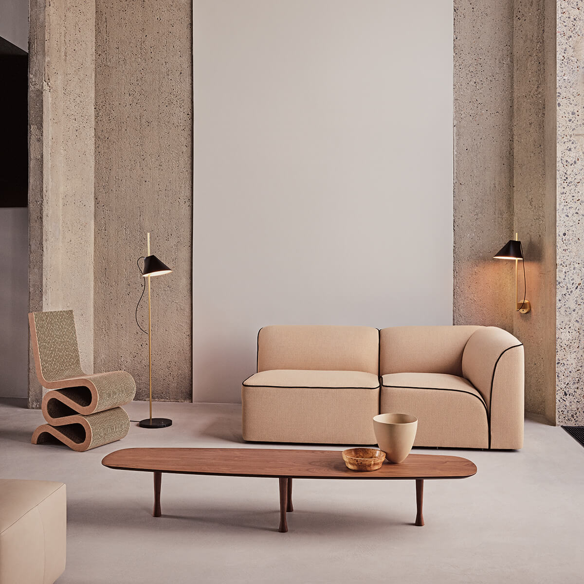 Louis Poulsen Yuh Brass LED Stehleuchte, Messing, Fuß: Marmor schwarz, und Louis Poulsen Yuh Brass LED Wandleuchte, Messing / schwarz