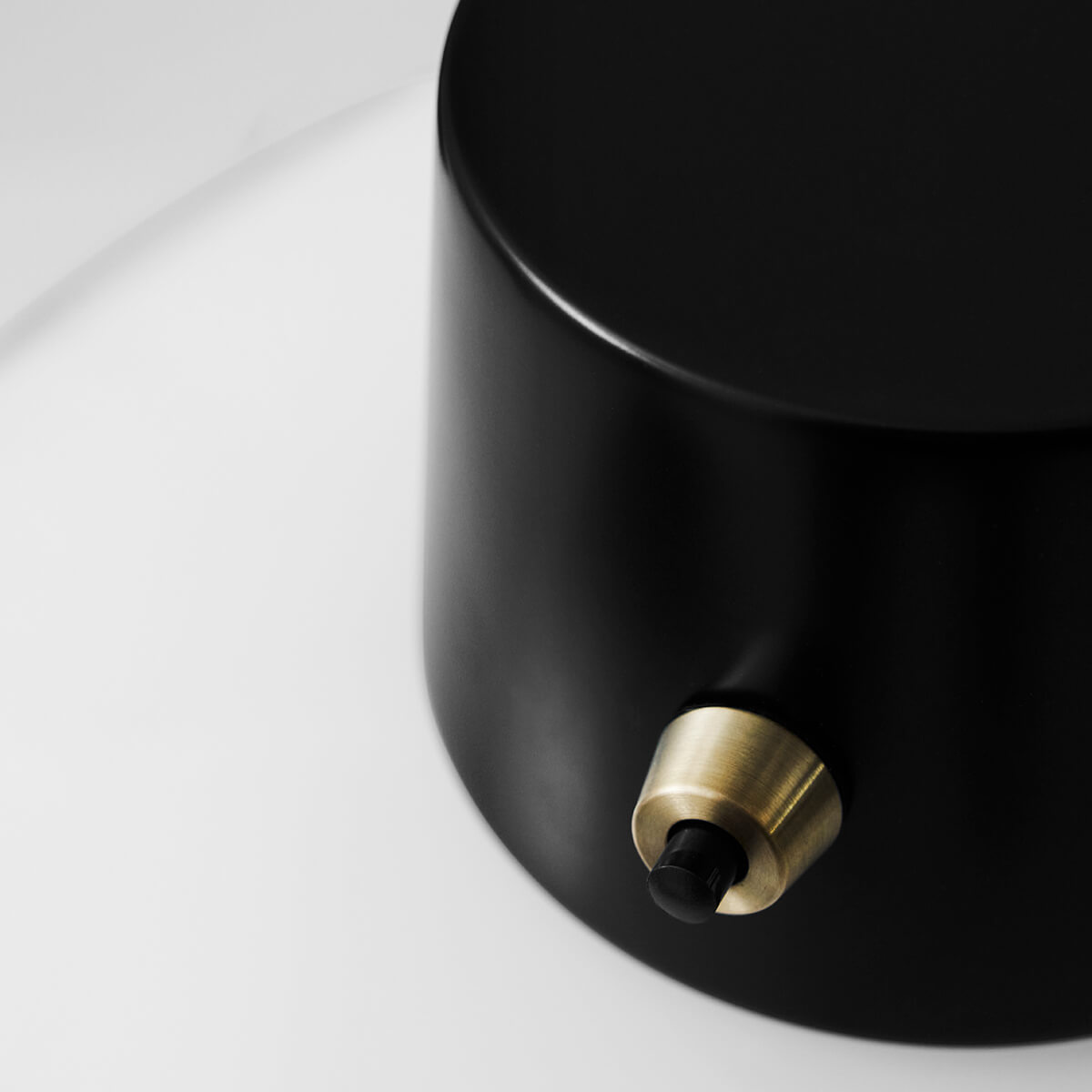 Louis Poulsen AJ Oxford Mini Tischleuchte, Opalglas, An-/Ausschalter sowie Schraube aus unbehandeltem Messing