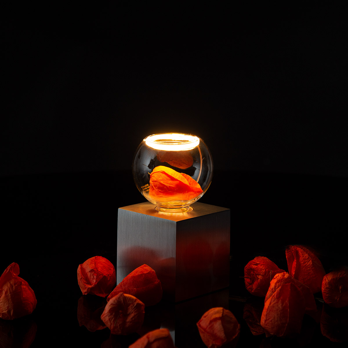 Segula LED Floating Globe 80 klar E27, 4 W, 2200 K, dimmbar, mit Sompex Cubic Tischleuchte, Aluminium (separat erhältlich) (©Leuchtenland.com)