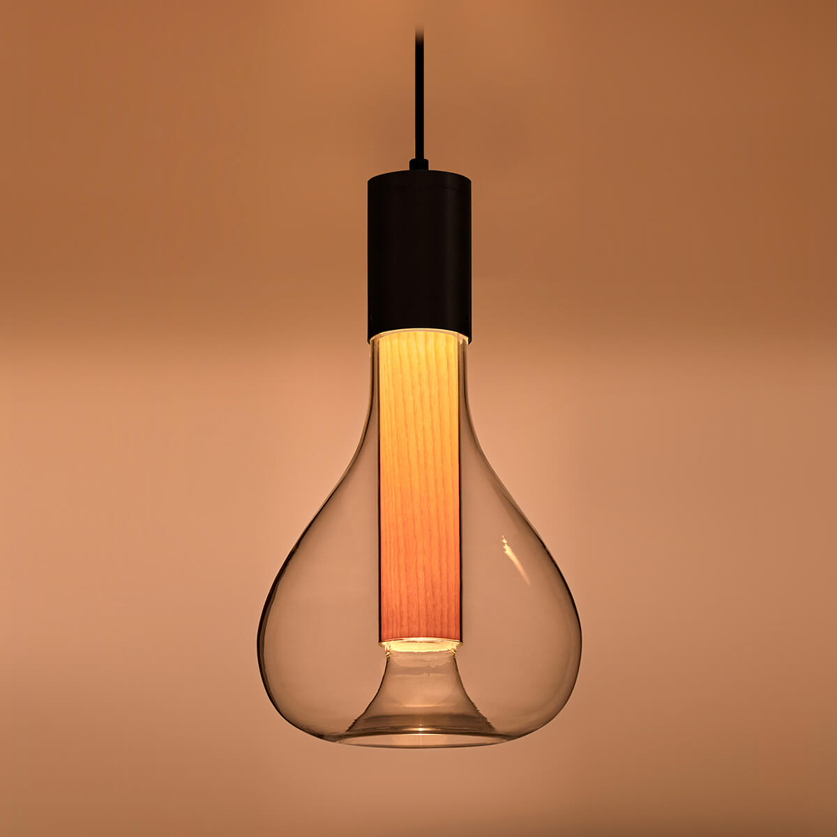 LZF Lamps Eris Pendelleuchte, schwarz matt / Buche (eingeschaltet)