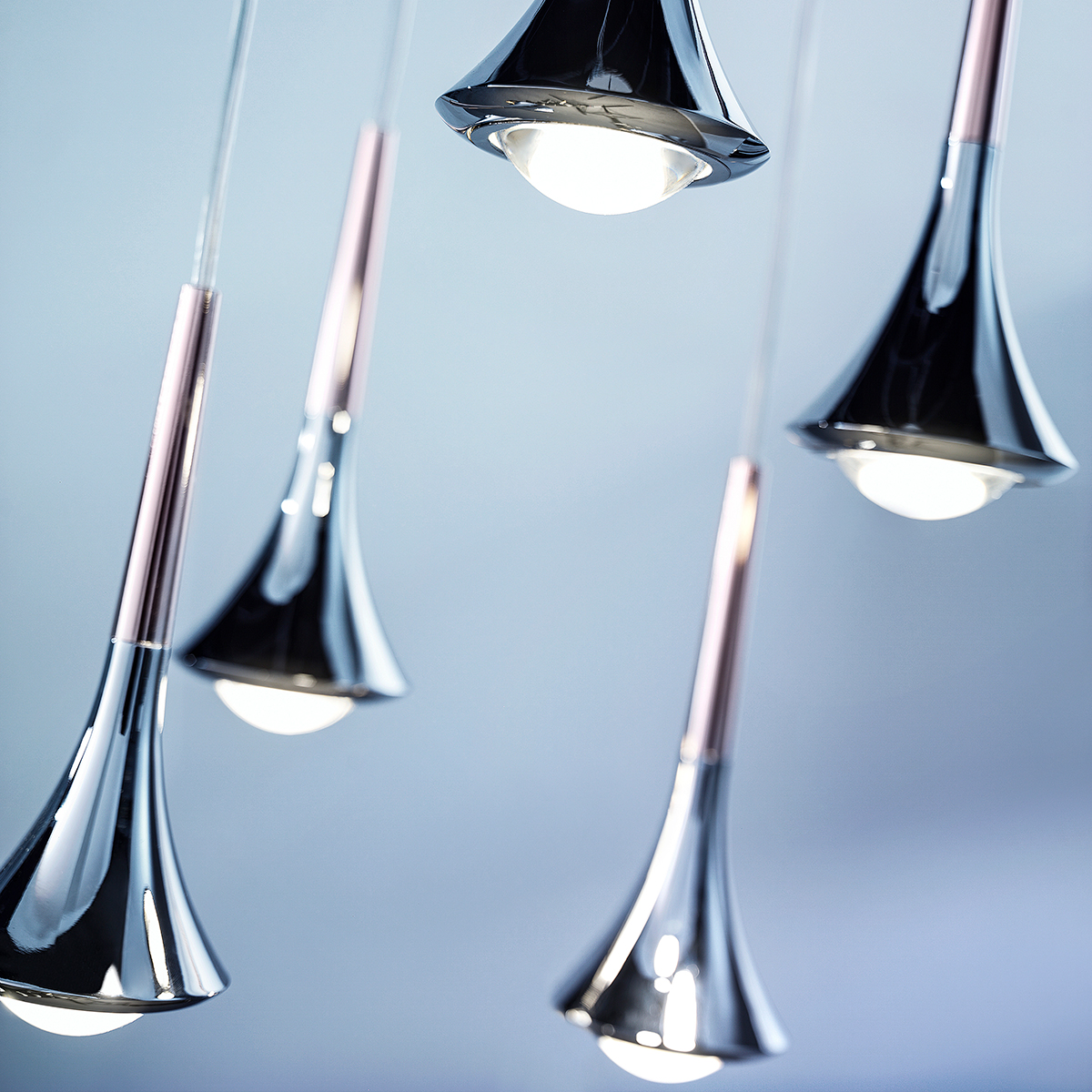 Lodes Rain LED Pendelleuchte 1-flg., Chrom - Roségold, Detail, das Bild zeigt mehrere Leuchten in Zusammenstellung