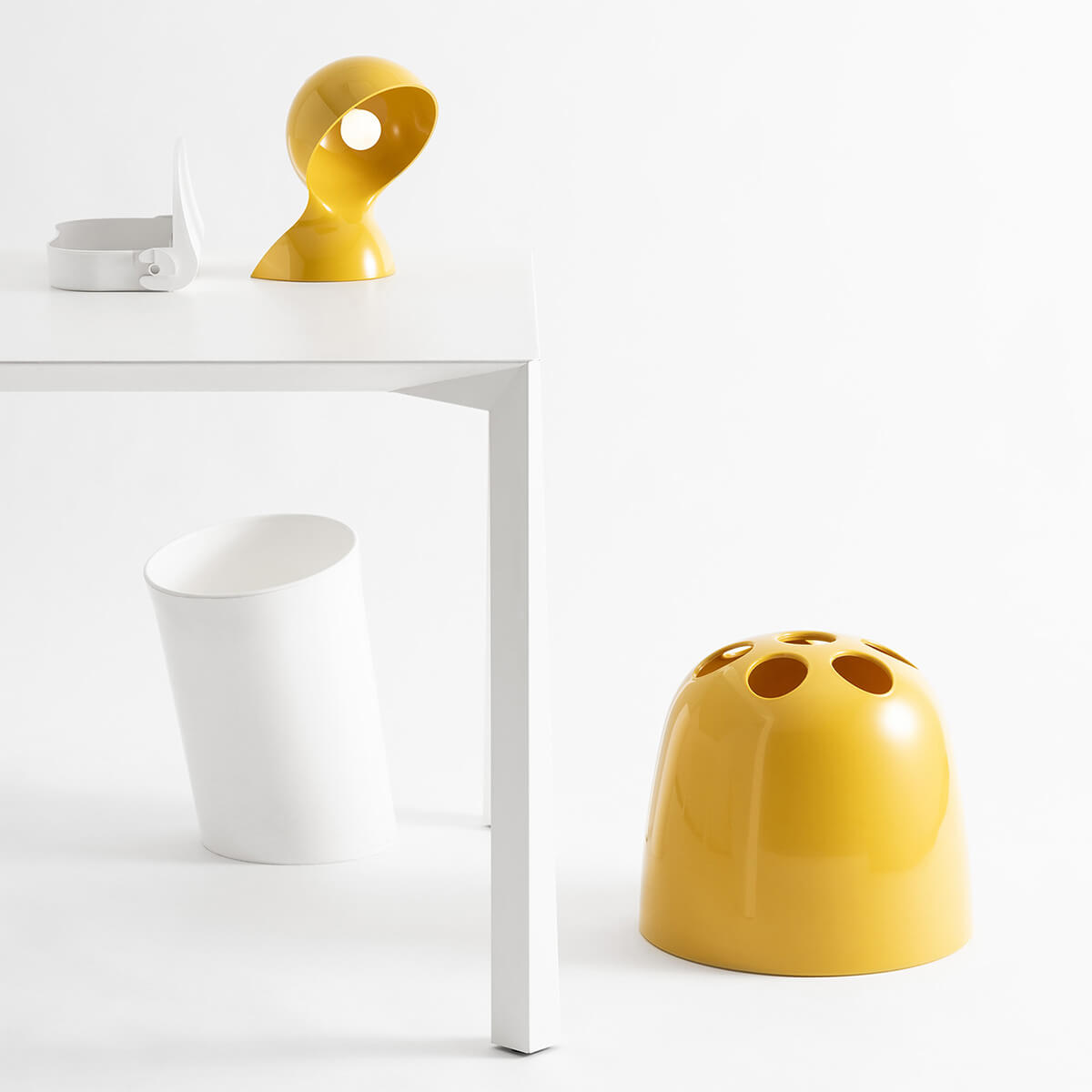 Artemide Dalù Tavolo, gelb, und Artemide Dedalo Schirmständer