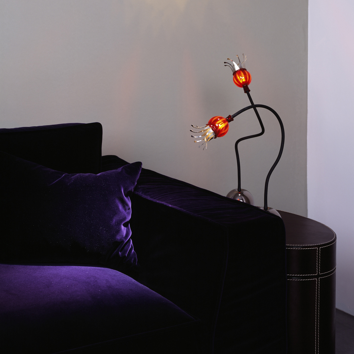 Serien.lighting Poppy Table Tischleuchte, Schirm: rubinrot, Arm: schwarz