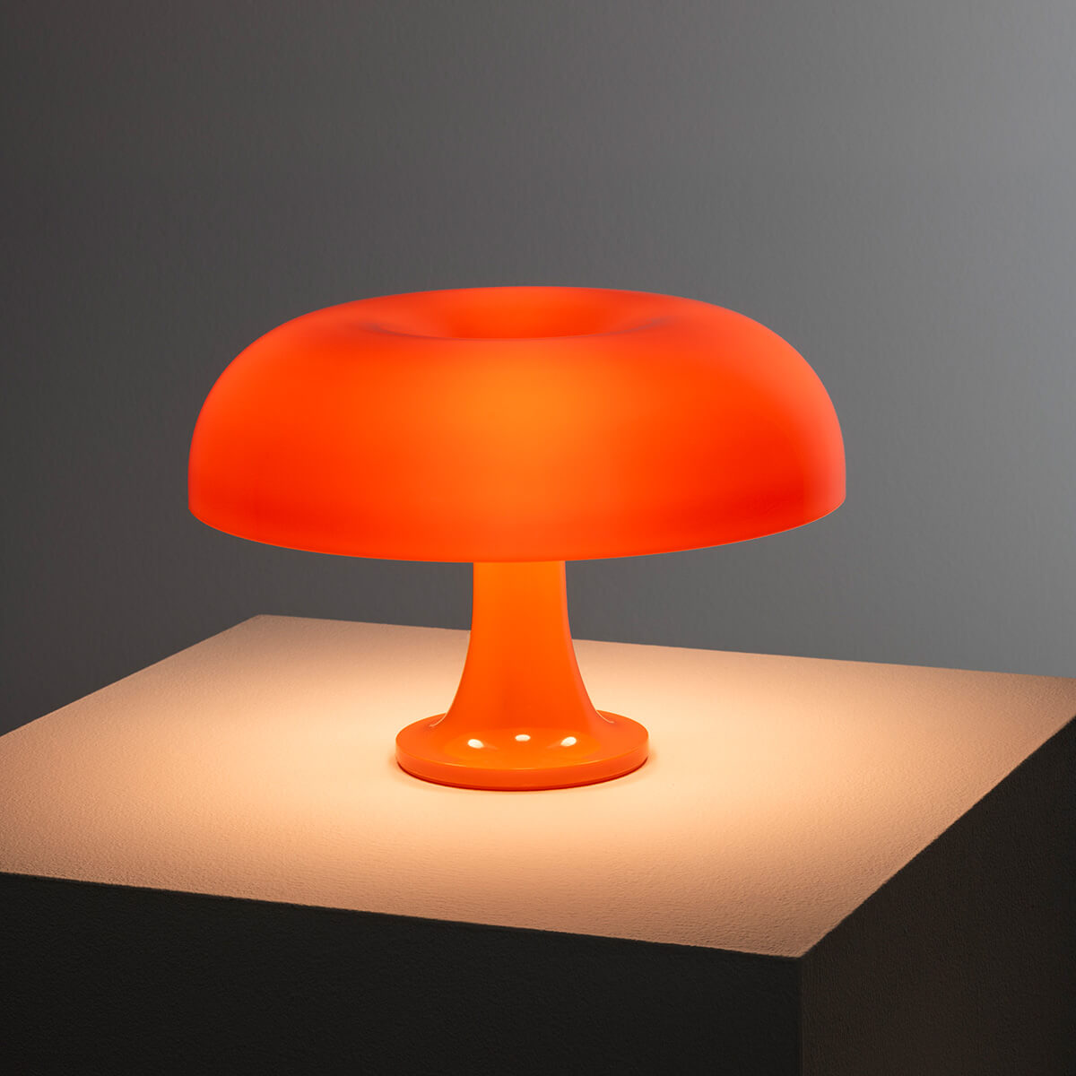 Artemide Nessino Tavolo, orange (eingeschaltet)